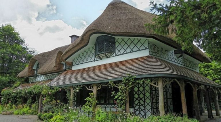 Thatched-roof-on-chapel-in-ireland